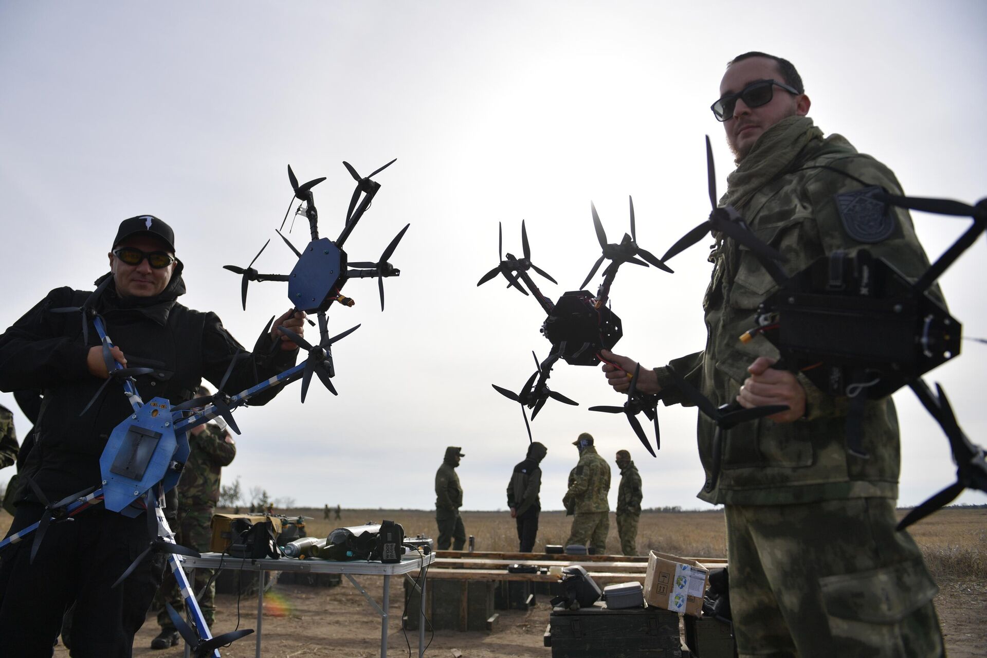 Pilotos de drones do batalhão de voluntários Sudoplatov participam de exercício em campo de treinamento durante a operação militar russa na Ucrânia, no território da região de Zaporozhie, que acessou a Rússia, 2 de novembro de 2023 - Sputnik Brasil, 1920, 28.12.2023