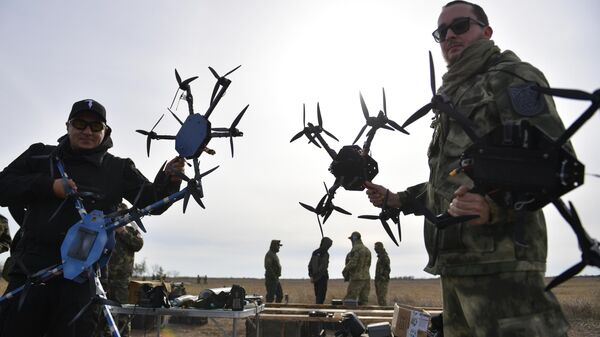 Pilotos de drones do batalhão de voluntários Sudoplatov participam de exercício em campo de treinamento durante a operação militar russa na Ucrânia, no território da região de Zaporozhie, que acessou a Rússia, em 2 de novembro de 2023 - Sputnik Brasil