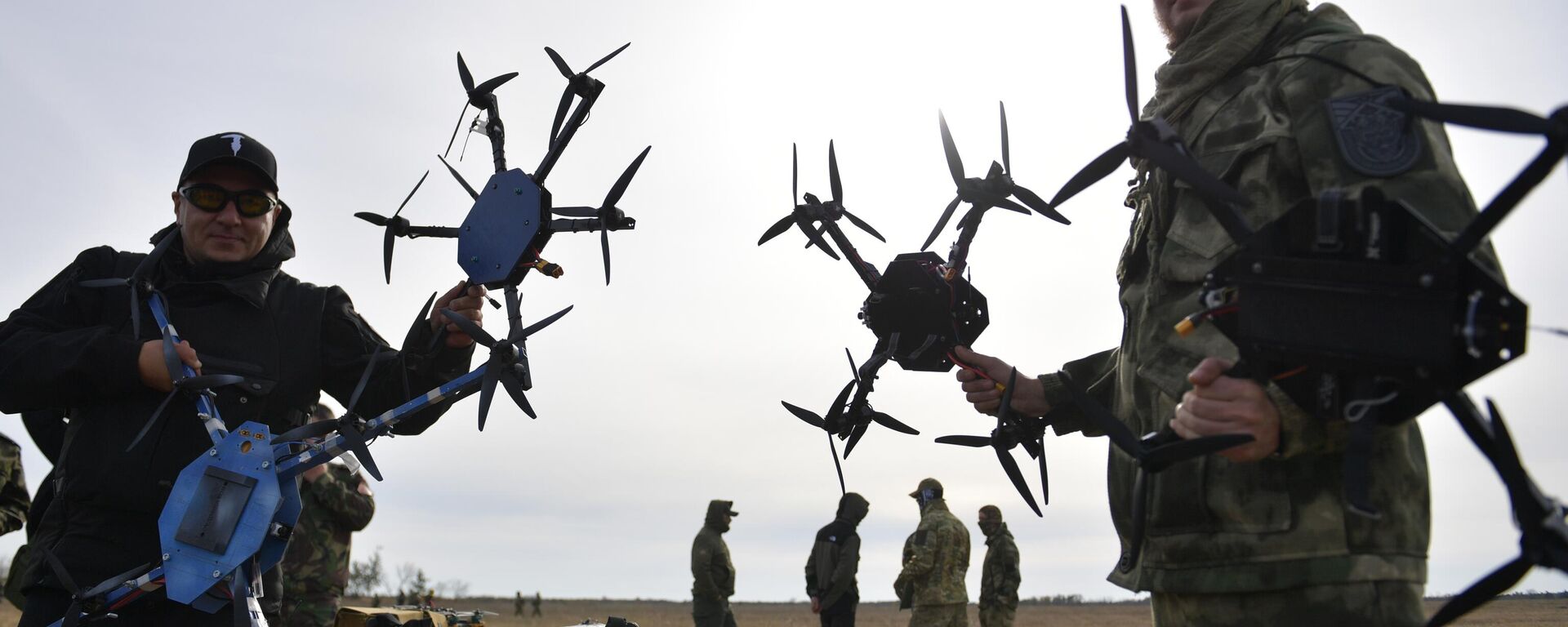 Pilotos de drones do batalhão de voluntários Sudoplatov participam de exercício em campo de treinamento durante a operação militar russa na Ucrânia, no território da região de Zaporozhie, que acessou a Rússia, 2 de novembro de 2023 - Sputnik Brasil, 1920, 01.04.2024