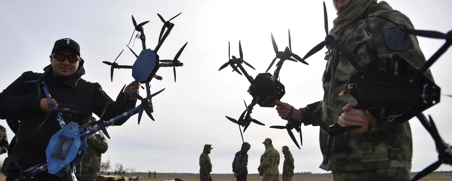Pilotos de drones do batalhão de voluntários Sudoplatov participam de exercício em campo de treinamento durante a operação militar russa na Ucrânia, no território da região de Zaporozhie, que acessou a Rússia, 2 de novembro de 2023 - Sputnik Brasil, 1920, 07.06.2024