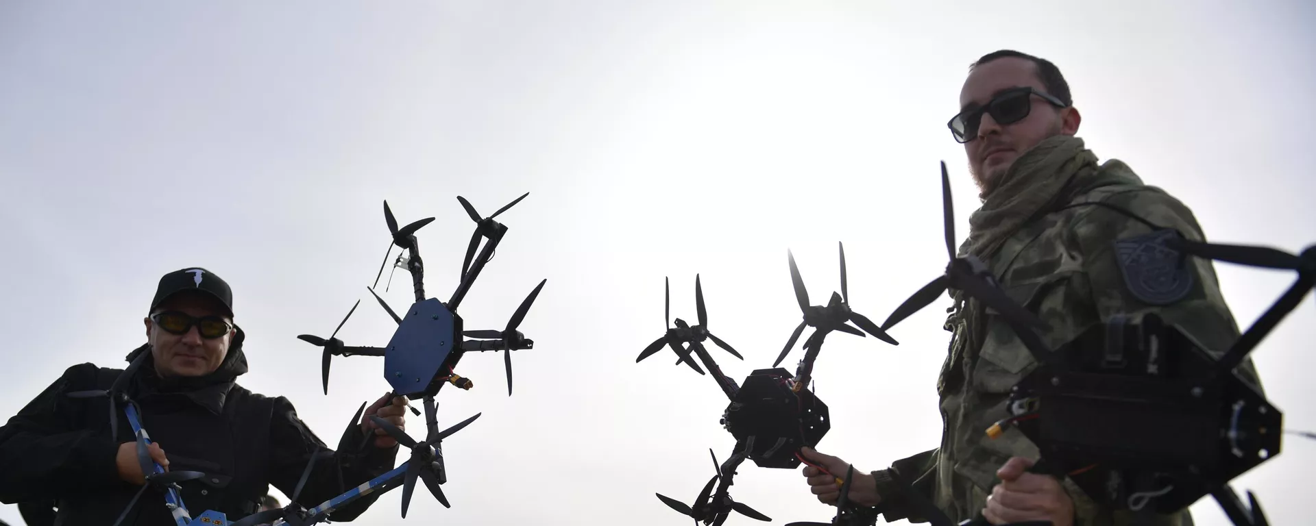 Pilotos de drones do batalhão de voluntários Sudoplatov participam de exercício em campo de treinamento durante a operação militar russa na Ucrânia, no território da região de Zaporozhie, que acessou a Rússia, 2 de novembro de 2023 - Sputnik Brasil, 1920, 17.06.2024