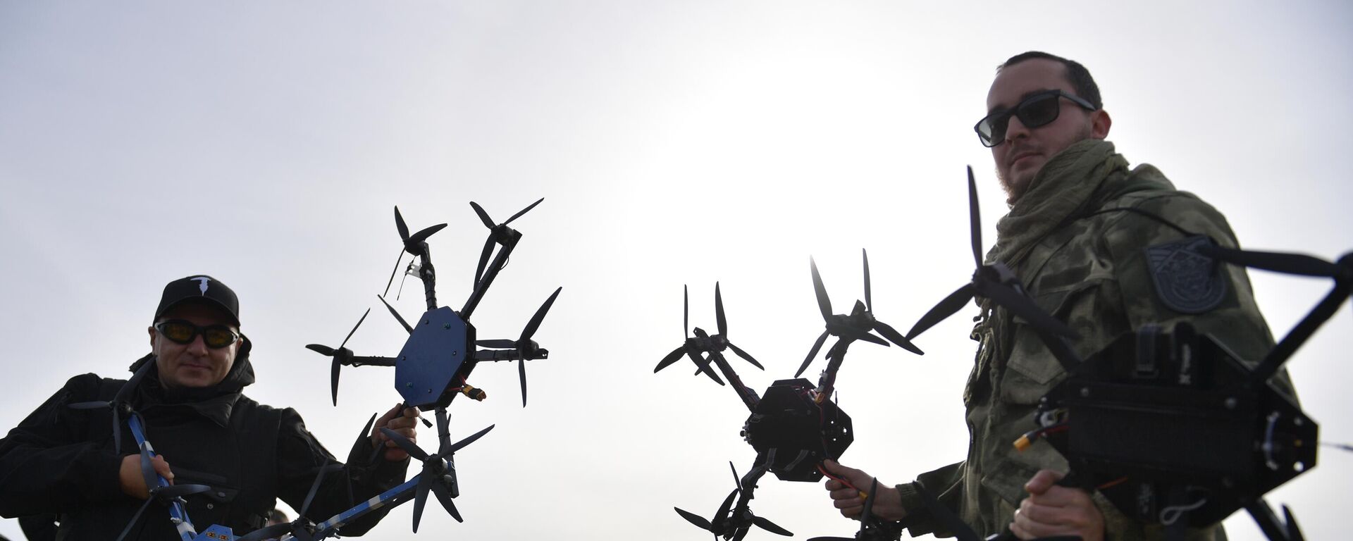 Pilotos de drones do batalhão de voluntários Sudoplatov participam de exercício em campo de treinamento durante a operação militar russa na Ucrânia, no território da região de Zaporozhie, que acessou a Rússia, 2 de novembro de 2023 - Sputnik Brasil, 1920, 18.03.2024