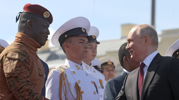 O presidente russo, Vladimir Putin, cumprimenta o presidente interino de Burkina Faso, capitão Ibrahim Traoré, durante um desfile que marca o Dia da Marinha, em São Petersburgo. Rússia, 23 de julho de 2023 - Sputnik Brasil