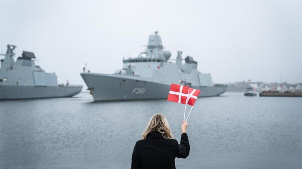 Bandeiras dinamarquesas dão boas-vindas à tripulação enquanto a fragata da Marinha dinamarquesa Iver Huitfeldt retorna para casa, na Dinamarca, após um destacamento de quatro meses em uma operação multinacional europeia no estreito de Ormuz, em 10 de dezembro de 2020 - Sputnik Brasil
