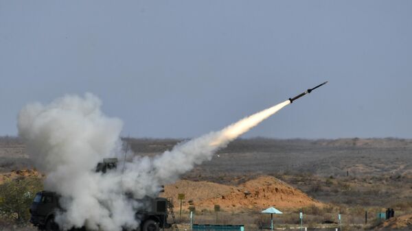 Sistema de mísseis de defesa aérea Pantsir-S1 dispara durante os exercícios militares Kavkaz 2020, no campo de treinamento de Ashuluk, na região de Astrakhan, na Rússia - Sputnik Brasil