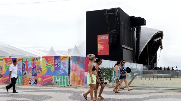 Palco montado na praia de Copacabana, na Zona Sul da cidade do Rio de Janeiro, para a festa de réveillon de 2023, em 29 de dezembro de 2023 - Sputnik Brasil