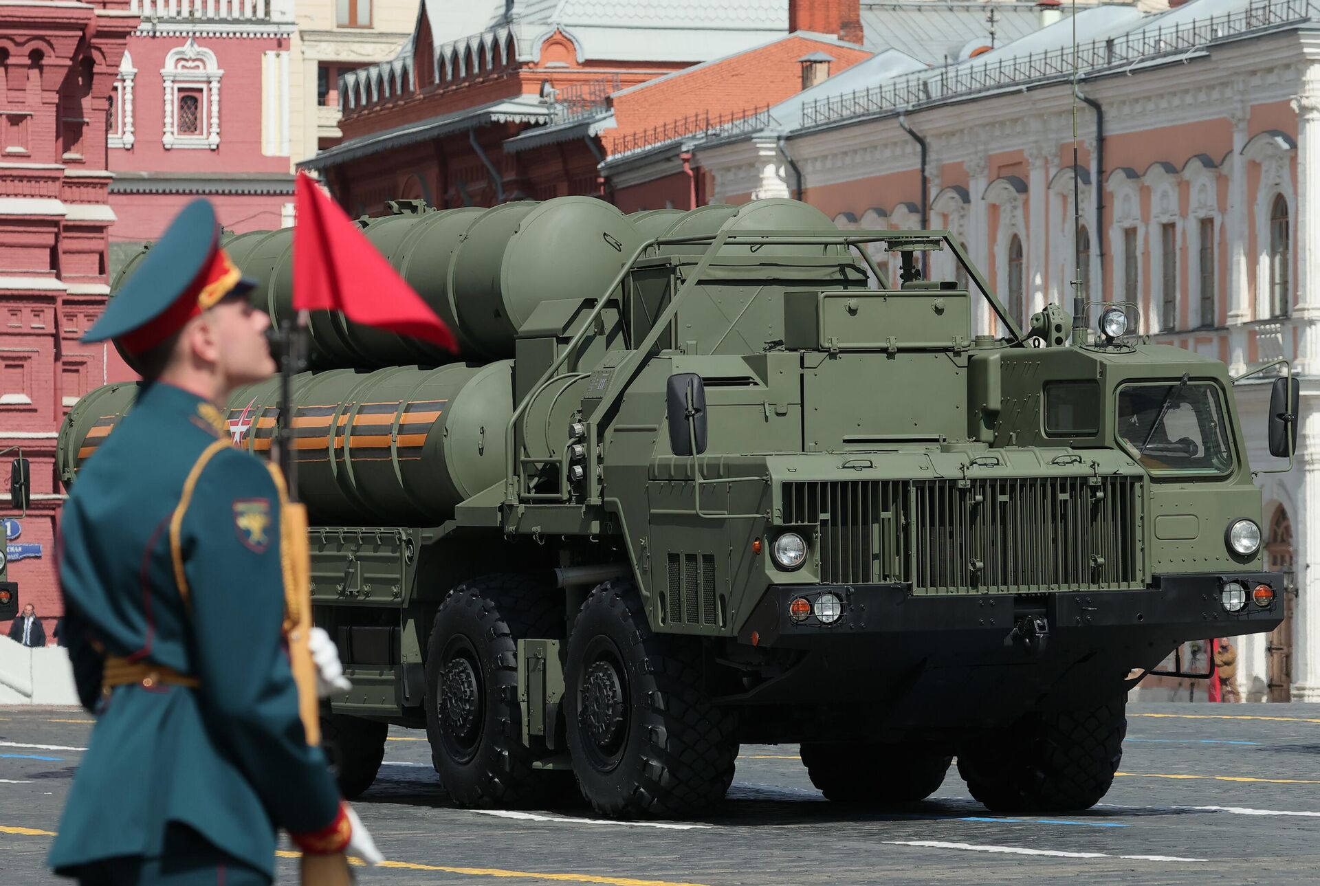 Um sistema de mísseis de defesa aérea russo S-400 Triumph circula na Praça Vermelha durante um desfile militar do Dia da Vitória, que marca o 78º aniversário da vitória sobre a Alemanha nazista na Segunda Guerra Mundial, em Moscou, na Rússia. Ekaterina Shtukina - Sputnik Brasil, 1920, 20.01.2026