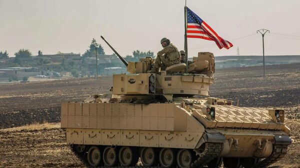 Soldado norte-americano em cima de um tanque M2 Bradley, em 2020, na Síria - Sputnik Brasil