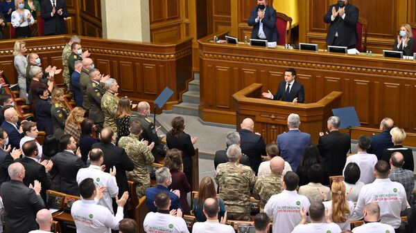 Membros do parlamento se levantam e aplaudem enquanto o presidente ucraniano, Vladimir Zelensky, discursa no Verkhovna Rada (parlamento) da Ucrânia, em Kiev, 1º de dezembro de 2021 - Sputnik Brasil
