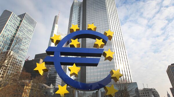 A escultura do artista alemão Ottmar Hoerl representando o logotipo do Euro é retratada em frente à antiga sede do Banco Central Europeu (BCE) em Frankfurt, oeste da Alemanha, 7 de fevereiro de 2018 - Sputnik Brasil