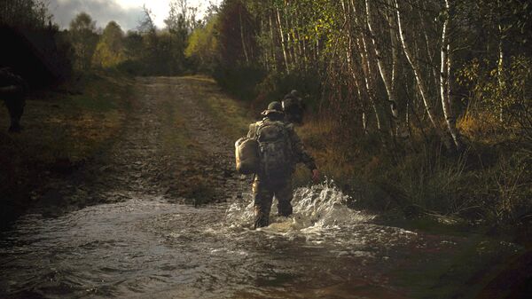 Um soldado ucraniano caminha por um rio, 31 de outubro de 2023 - Sputnik Brasil