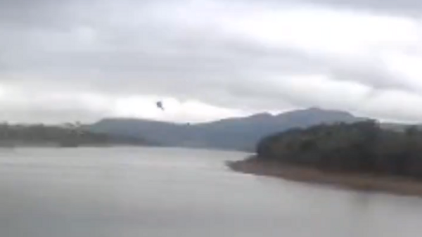 Câmeras flagraram momento em que helicóptero cai com quatro pessoas em Furnas. Capitólio, 2 de janeiro de 2023 - Sputnik Brasil