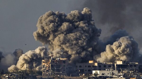 Fumaça sobe após bombardeio israelense na Faixa de Gaza, em 16 de dezembro de 2023 - Sputnik Brasil