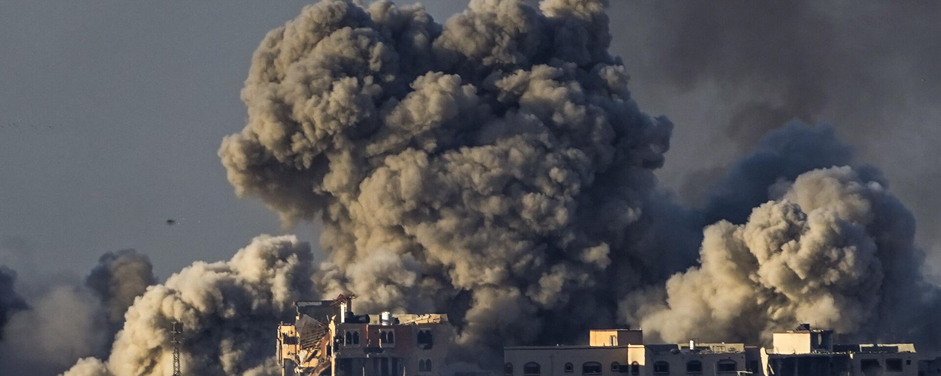 Fumaça sobe após bombardeio israelense na Faixa de Gaza, em 16 de dezembro de 2023 - Sputnik Brasil, 1920, 08.02.2024