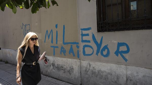 Grafite em espanhol: “Milei traidor”, em Buenos Aires. Argentina, 21 de dezembro de 2023 - Sputnik Brasil