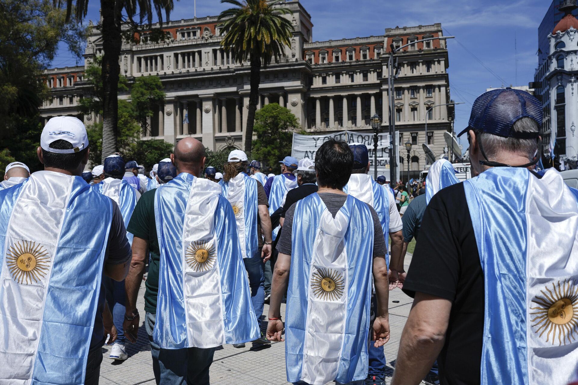 Manifestantes usando bandeiras da Argentina em protesto contra as reformas econômicas do presidente Javier Milei, em 27 de dezembro de 2023 - Sputnik Brasil, 1920, 02.01.2024