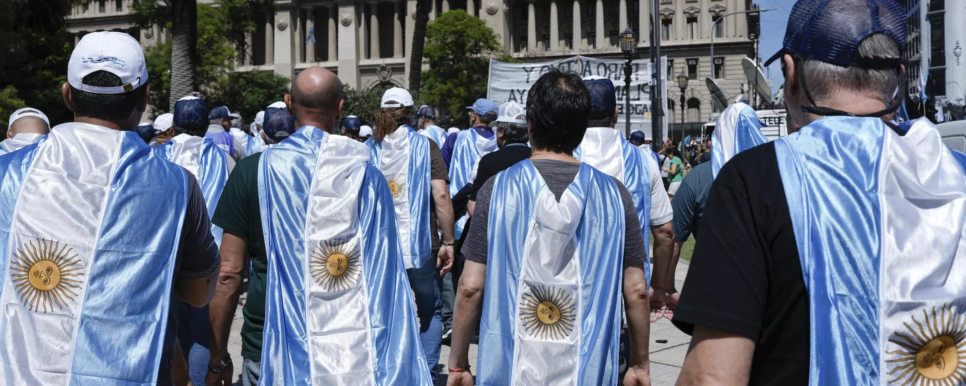 Manifestantes usando bandeiras da Argentina em protesto contra as reformas econômicas do presidente Javier Milei, em 27 de dezembro de 2023 - Sputnik Brasil, 1920, 24.04.2024