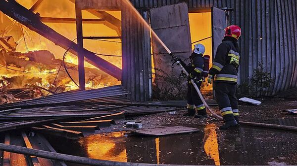 Equipes de emergência trabalham para extinguir um incêndio após um ataque russo em Lvov, Ucrânia, 19 de setembro de 2023 - Sputnik Brasil