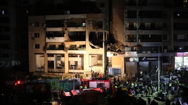 Equipes de emergência libanesas se reúnem no local de um ataque relatado pela mídia libanesa como sendo um ataque israelense contra um escritório do Hamas, no subúrbio ao sul de Beirute, em 2 de janeiro de 2024 - Sputnik Brasil
