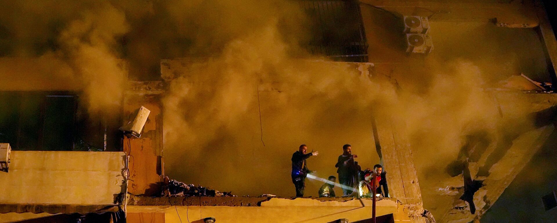 Fumaça sobe de um apartamento destruído enquanto trabalhadores da Defesa Civil procuram sobreviventes após uma grande explosão no subúrbio de Dahiyeh, no sul de Beirute. Líbano, 2 de janeiro de 2024 - Sputnik Brasil, 1920, 02.01.2024