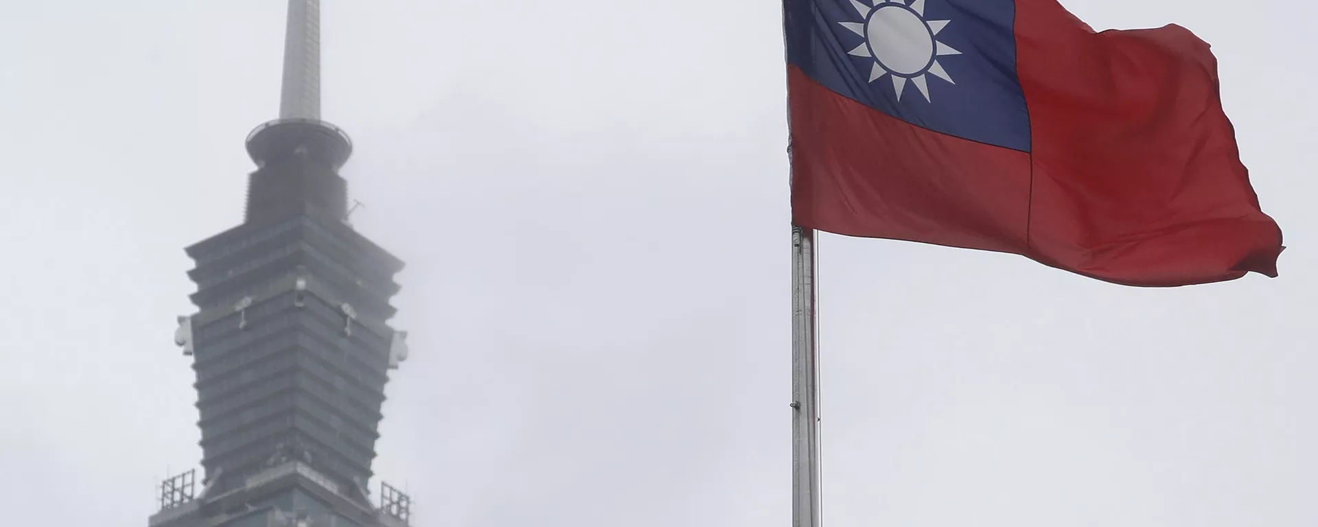 Bandeira de Taiwan tremula perto do prédio Taipé 101 no Salão Memorial Nacional Dr. Sun Yat-Sen em Taipé, Taiwan, 7 de maio de 2023 - Sputnik Brasil, 1920, 12.08.2024