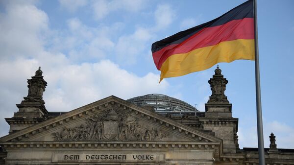 A bandeira nacional da República Federal da Alemanha sobre o edifício Bundestag, em Berlim, no dia das eleições para o Parlamento alemão. Alemanha, 26 de setembro de 2021 - Sputnik Brasil