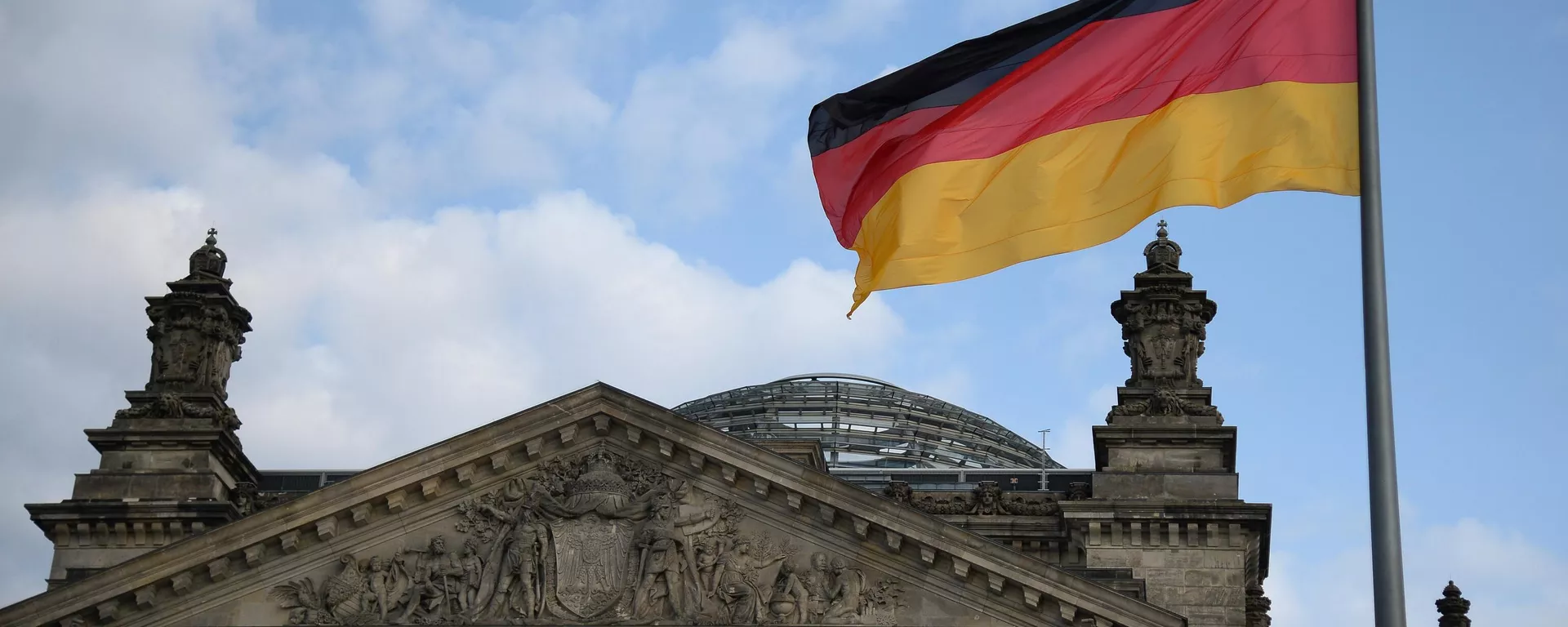 A bandeira nacional da República Federal da Alemanha sobre o edifício Bundestag, em Berlim, no dia das eleições para o Parlamento alemão. Alemanha, 26 de setembro de 2021 - Sputnik Brasil, 1920, 01.04.2024