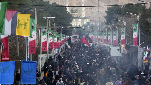 Pessoas caminham na rua em direção ao túmulo do falecido Qassem Soleimani, general da Corpo de Guardiões da Revolução Islâmica (IRGC, na sigla em inglês) na cidade de Kerman, Irã, 4 de janeiro de 2024 - Sputnik Brasil
