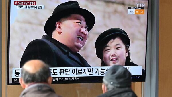 Écran televisivo mostrando noticiário sul-coreano com imagens do líder norte-coreano Kim Jong Un (à esquerda) e sua filha, chamada Kim Ju-ae (à direita), em uma estação ferroviária em Seul, Coreia do Sul, 9 de fevereiro de 2023 - Sputnik Brasil