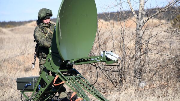 Soldado das Forças Armadas russas opera equipamento de guerra eletrônica - Sputnik Brasil