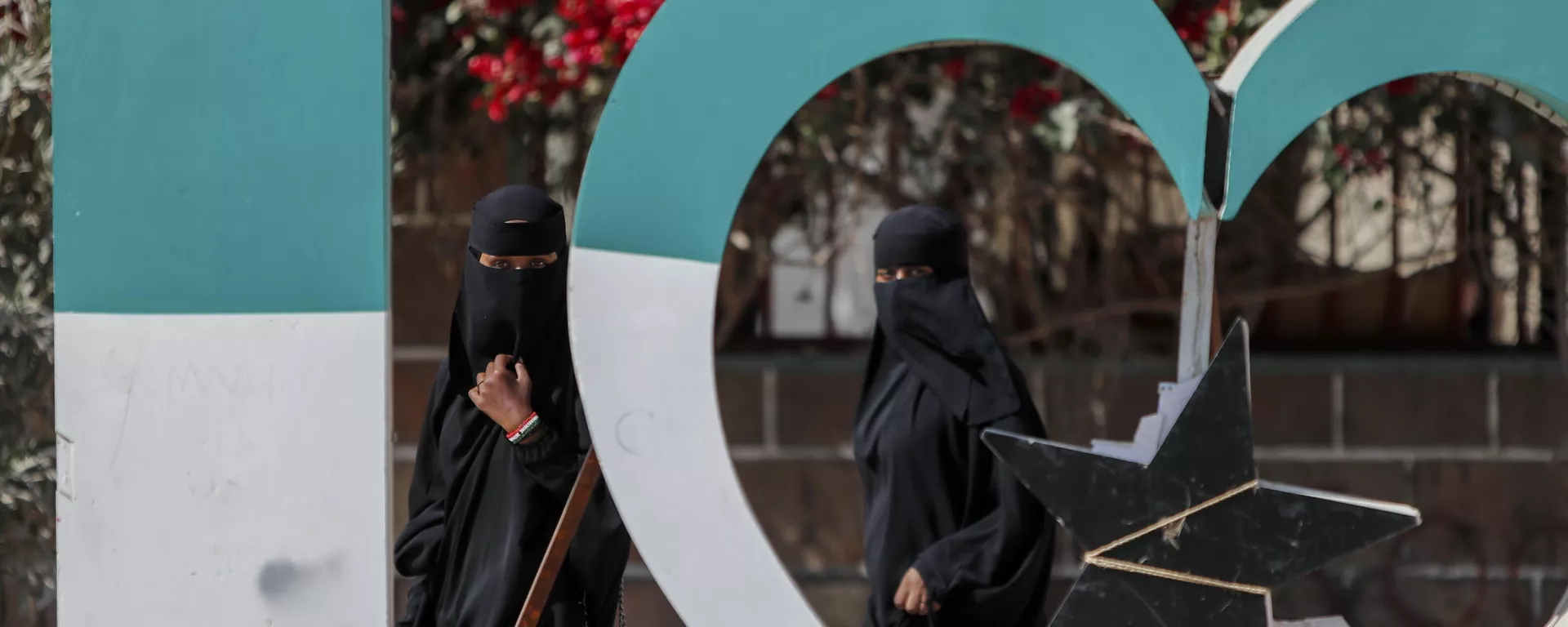 Mulheres em meio a letreiro I love Somaliland (no inglês, Eu amo a Somalilândia), instalado na principal cidade da região autônoma. Hargeisa, 8 de fevereiro de 2022 - Sputnik Brasil, 1920, 05.01.2024