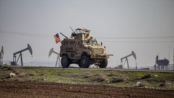 Veículo militar dos EUA é visto em patrulha no campo perto da cidade de Qamishli, Síria, domingo, 4 de dezembro de 2022 - Sputnik Brasil