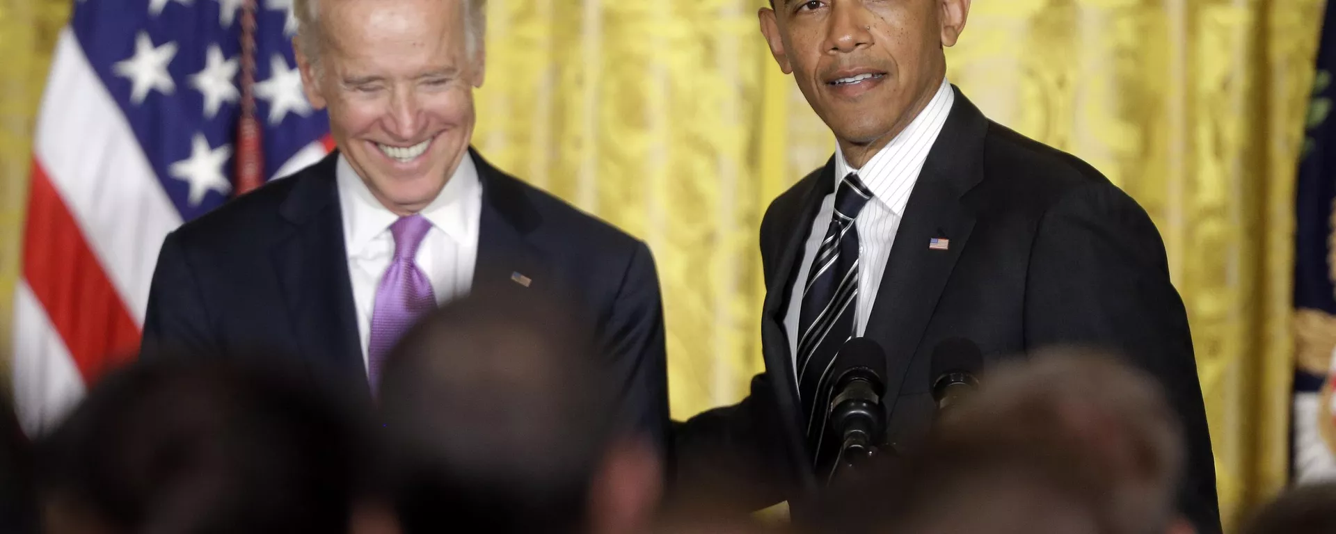 O então presidente Barack Obama (D), com o então vice-presidente Joe Biden durante recepção na Sala Leste da Casa Branca em Washington, 13 de junho de 2013 - Sputnik Brasil, 1920, 21.07.2024