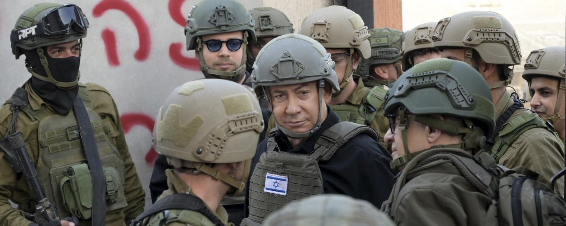 O primeiro-ministro israelense Benjamin Netanyahu, no centro, aparece com soldados no norte da Faixa de Gaza, em 25 de dezembro de 2023 - Sputnik Brasil, 1920, 07.01.2024