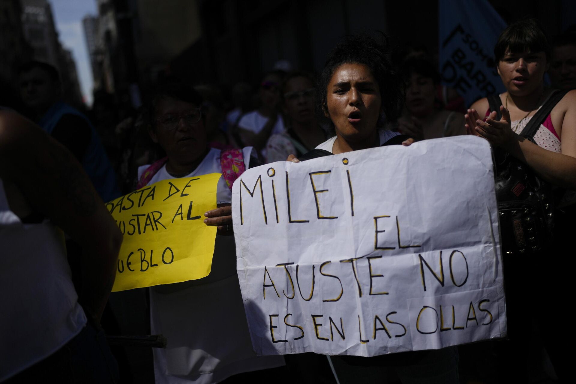 Manifestante segura cartaz com os dizeres em espanhol Milei, o ajuste não está nas panelas, em protesto contra a escassez de alimentos em refeitórios comunitários em Buenos Aires. Argentina, 5 de janeiro de 2024 - Sputnik Brasil, 1920, 26.01.2024