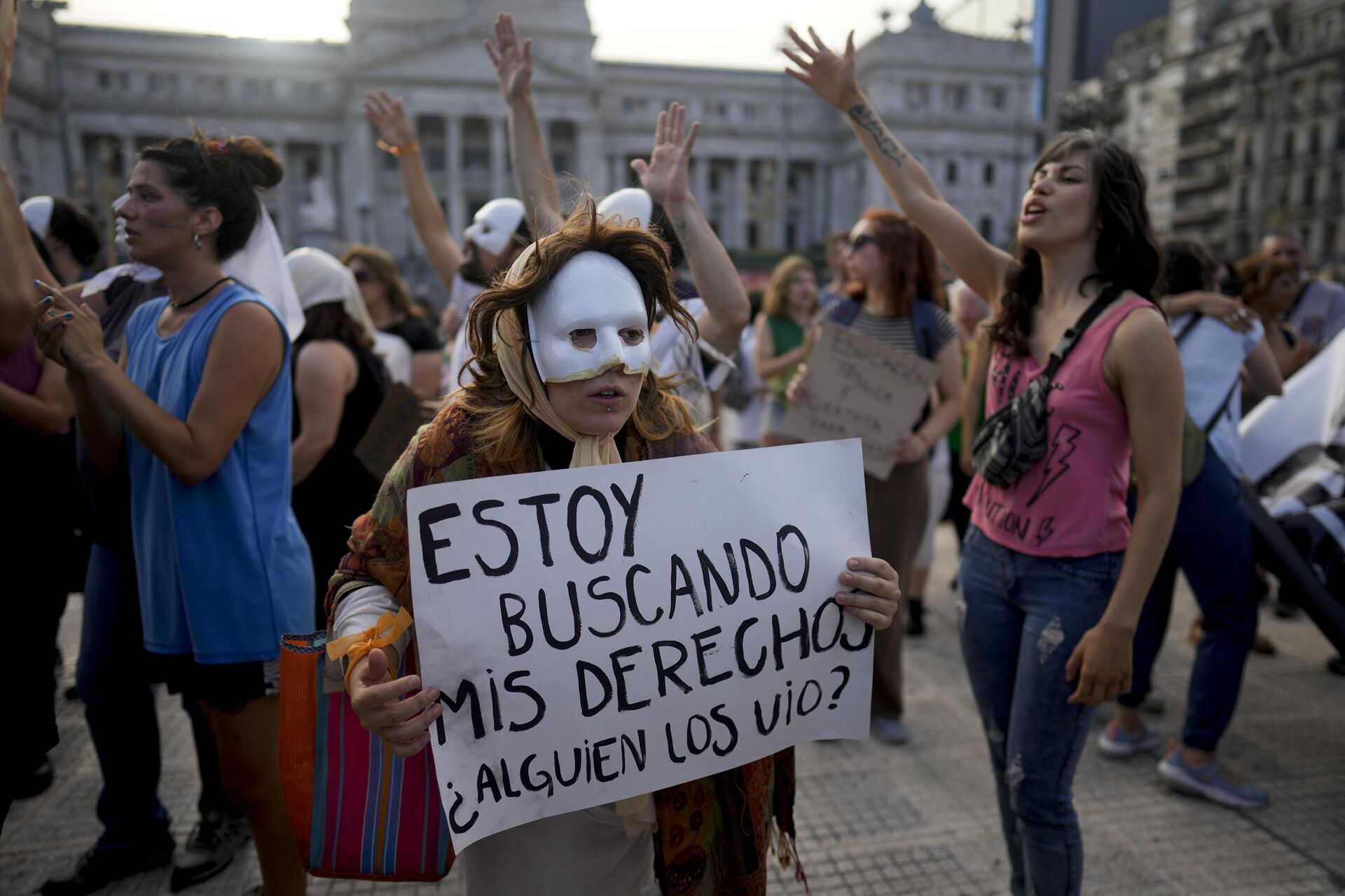 Mulher usa máscara e segura uma placa com os dizeres em espanhol Estou procurando meus direitos, alguém os viu?, durante protesto contra medidas relativas às políticas culturais do governo do Milei, em Buenos Aires. Argentina, 4 de janeiro de 2024 - Sputnik Brasil, 1920, 08.01.2024