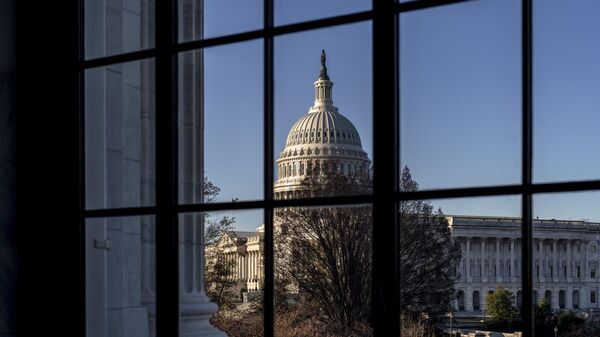 Capitólio dos EUA visto através de uma janela do mais antigo prédio do Senado norte-americano, o Russell Senate Office Building, em Washington, D.C. EUA, 15 de março de 2023 - Sputnik Brasil