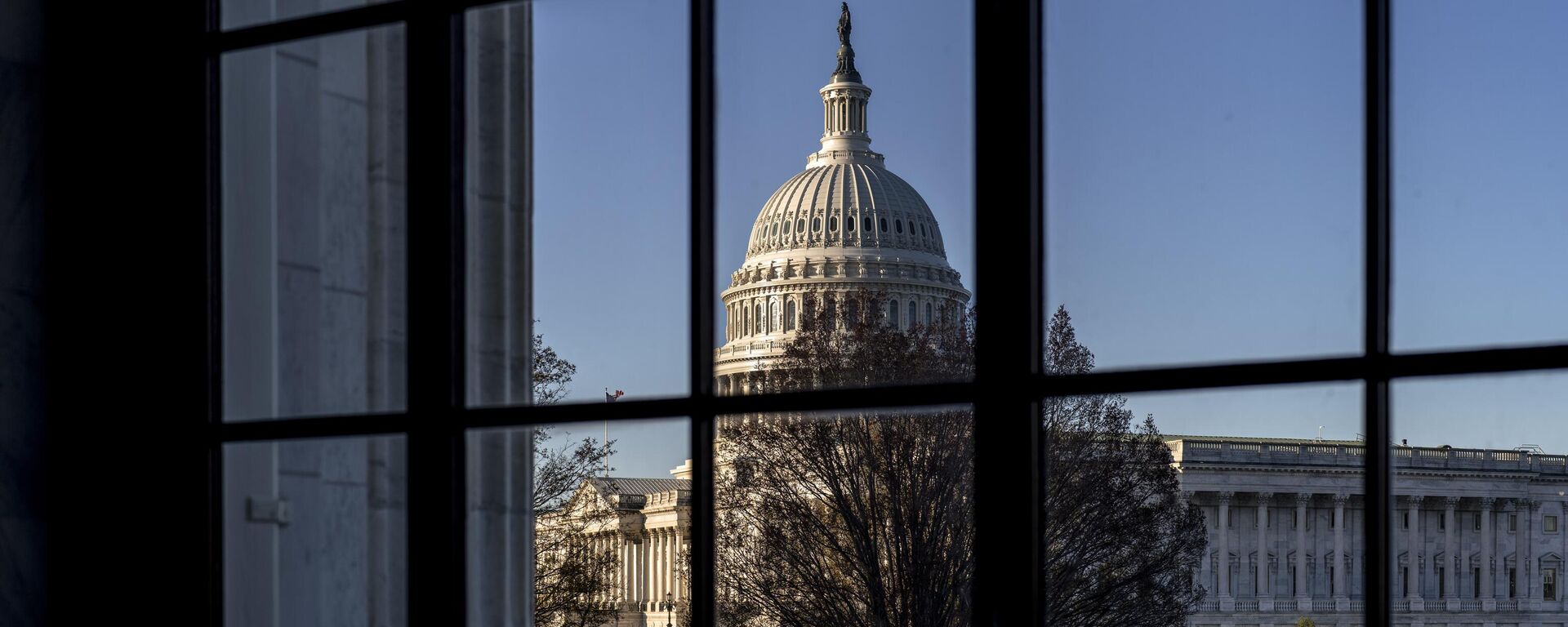 Capitólio dos EUA visto através de uma janela do mais antigo prédio do Senado norte-americano, o Russell Senate Office Building, em Washington, D.C. EUA, 15 de março de 2023 - Sputnik Brasil, 1920, 25.06.2024
