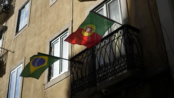 As bandeiras do Brasil e de Portugal penduradas lado a lado em uma varanda em Lisboa. Portugal, 1º de fevereiro de 2023 - Sputnik Brasil
