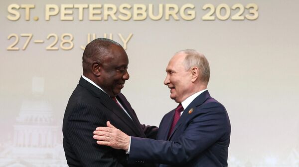 O presidente da República da África do Sul, Cyril Ramaphosa, à esquerda, e o presidente russo, Vladimir Putin, se cumprimentam durante uma visita do líder sul-africano a São Peterburgo. Rússia, 27 de julho de 2023 - Sputnik Brasil