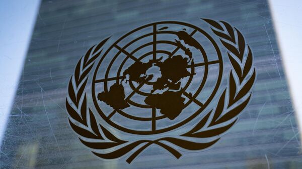 Símbolo da Organização das Nações Unidas (ONU) do lado de fora do Edifício do Secretariado, em Nova York, em 28 de fevereiro de 2022 - Sputnik Brasil