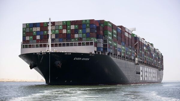 Vista do navio cargueiro MV 'Ever Given', com bandeira do Panamá, navegando ao longo do Canal de Suez, no Egito, 7 de julho de 2021 - Sputnik Brasil