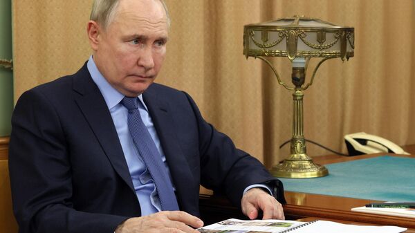Vladimir Putin durante encontro em Anadyr, na península de Chukotka, com autoridades. Rússia, 10 de janeiro de 2024 - Sputnik Brasil