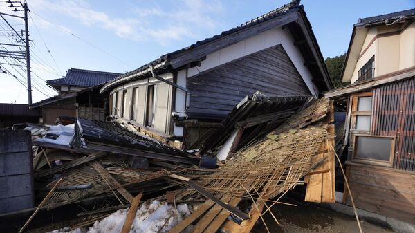 Uma casa de dois andares desabou devido ao forte terremoto, perto de Nanao, província de Ishikawa. Japão, 2 de janeiro de 2024 - Sputnik Brasil