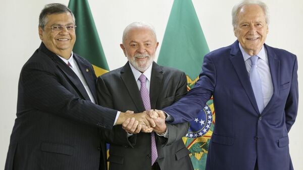 Luiz Inácio Lula da Silva (ao centro), Ricardo Lewandowski (à direita) e Flávio Dino durante anúncio do novo ministro da Justiça. Brasília (DF), 11 de janeiro de 2024 - Sputnik Brasil