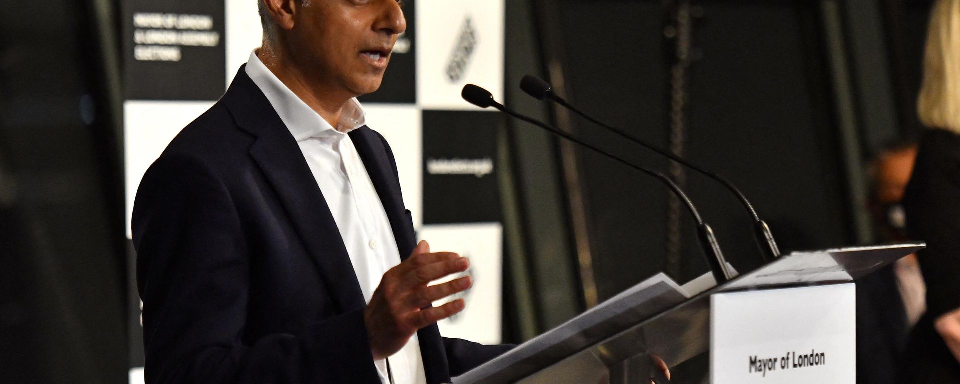 Sadiq Khan faz seu discurso de aceitação após ser declarado vencedor da eleição para prefeito de Londres. Londres, 8 de maio de 2021 - Sputnik Brasil, 1920, 11.01.2024