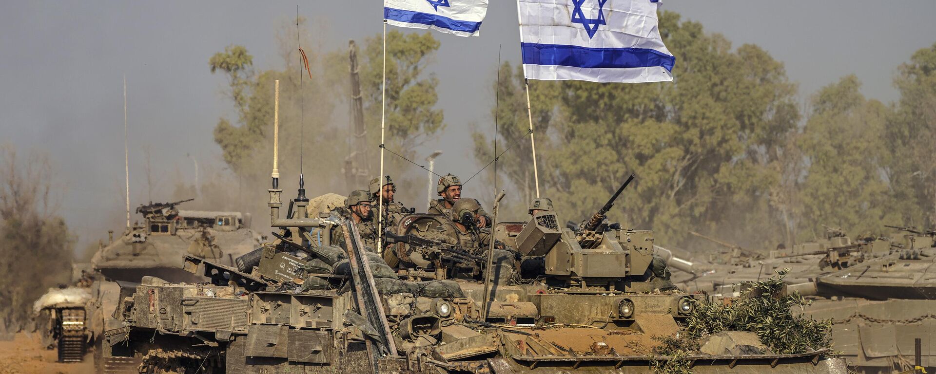Veículos do Exército israelense chegam à área de preparação após combate na Faixa de Gaza. Israel, 30 de dezembro de 2023 - Sputnik Brasil, 1920, 01.04.2024