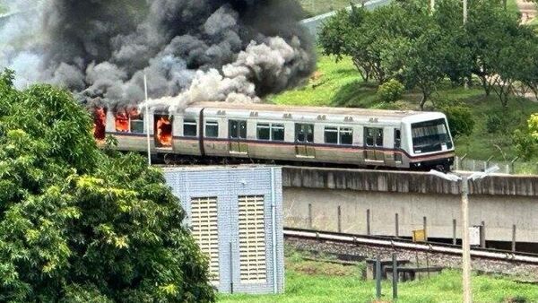 Vagão do trem do sistema de Metrô em Brasília pegou fogo. - Sputnik Brasil