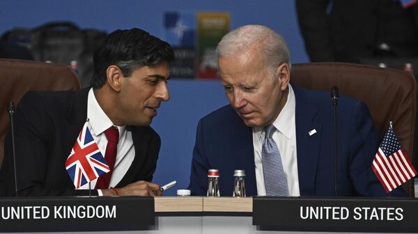 O primeiro-ministro britânico, Rishi Sunak, e o presidente dos EUA, Joe Biden, no início da reunião do Conselho do Atlântico Norte (CAN), durante a cúpula da Organização do Atlântico Norte (OTAN) em Vilnius. Lituânia, 11 de julho de 2023 - Sputnik Brasil