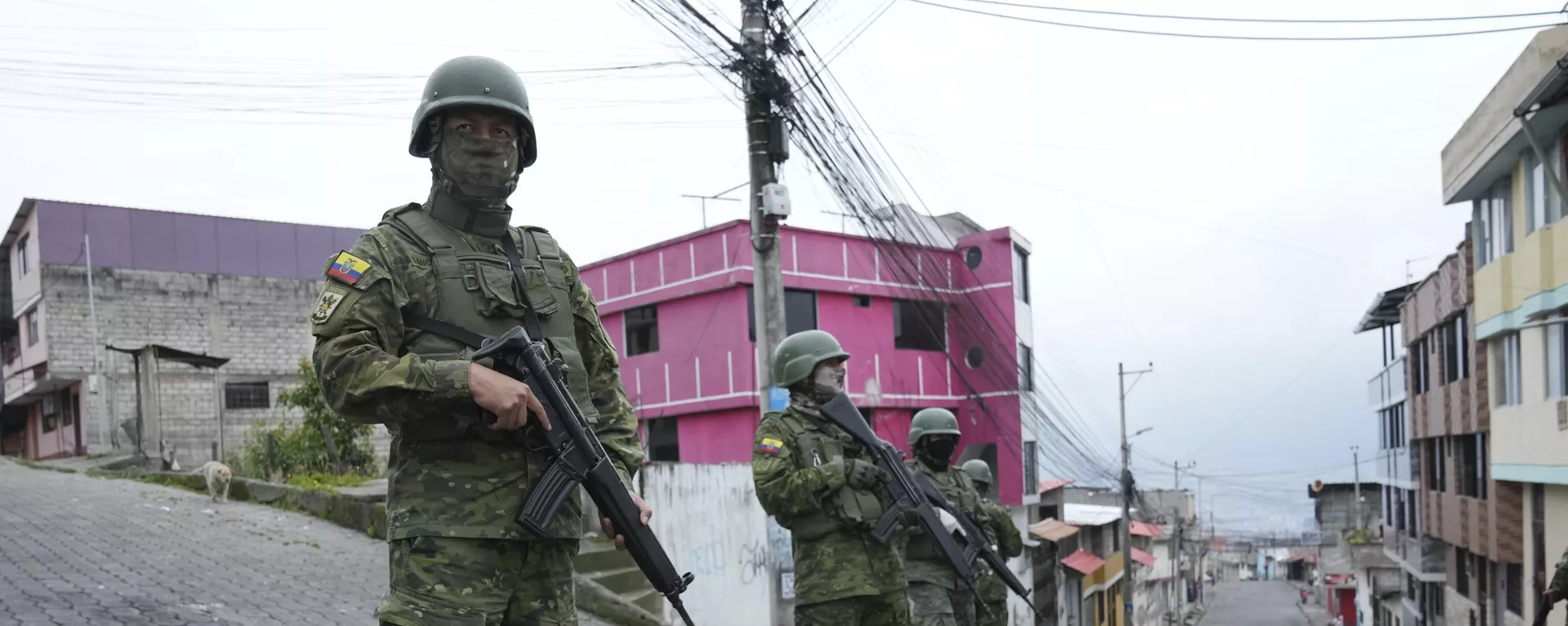 Soldados patrulham uma área residencial no sul de Quito. Equador, 12 de janeiro de 2024 - Sputnik Brasil, 1920, 01.05.2024